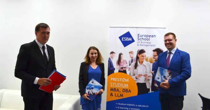 Obhajoby záverečných prác v MBA programoch