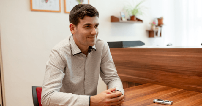 Náš absolvent Matěj Brzica: Najmladší riaditeľ školy o&nbsp;leadershipe a štúdiu MBA